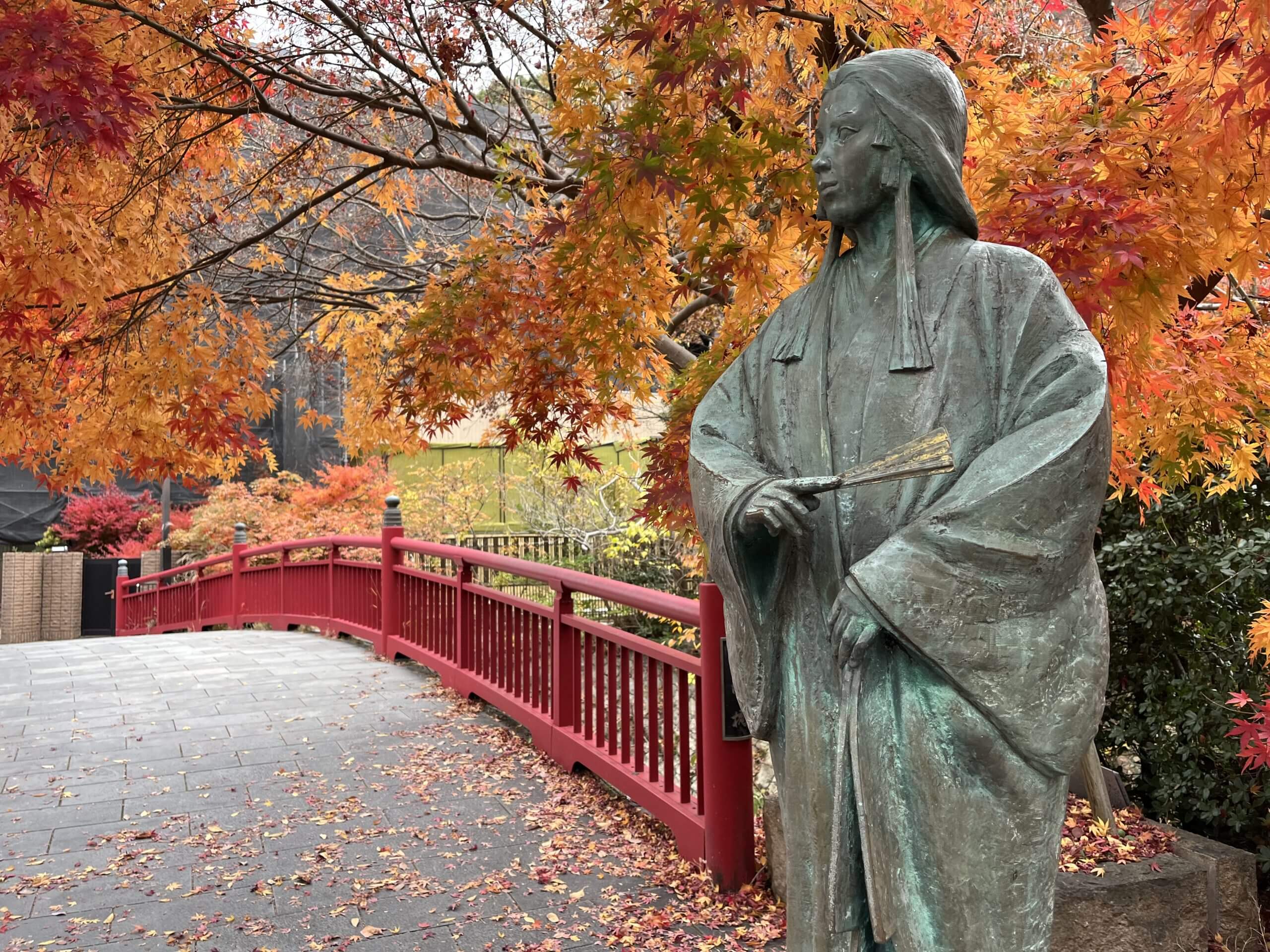 Historic Nene Bridge with autumn leaves